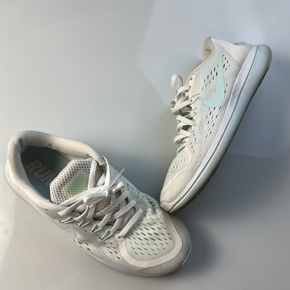 Nike Women's Flex 2017 Ankle-High Cross Country Running Shoe Y10-1 - Picture 3 of 5